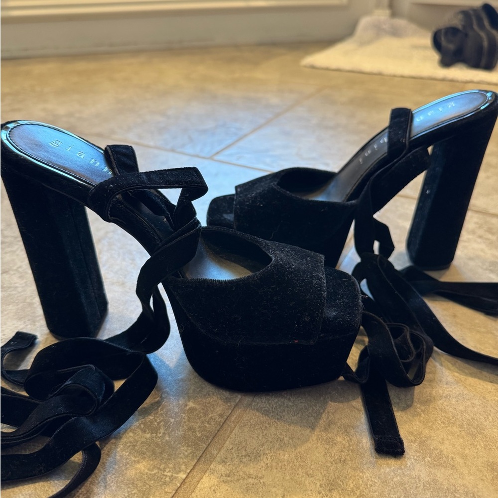 Gianni Bini Black Velvet Platform Heels
